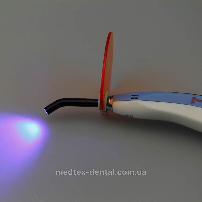 Фотополімерна лампа Woodpecker LED D – надійність та висока якість для стоматології.